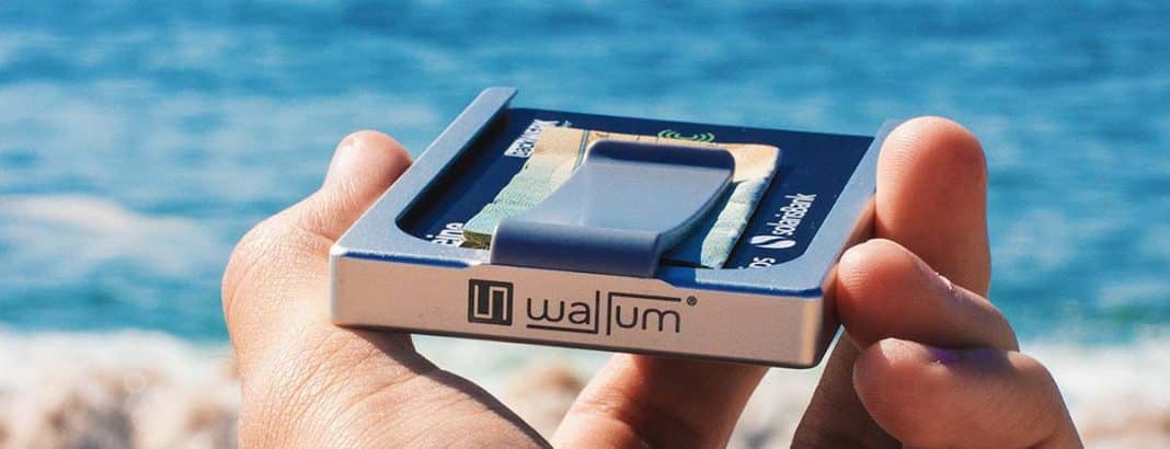 The picture shows an analog wallet according to the digital wallets.