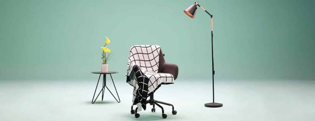 A chair and a Lamp in an emty room