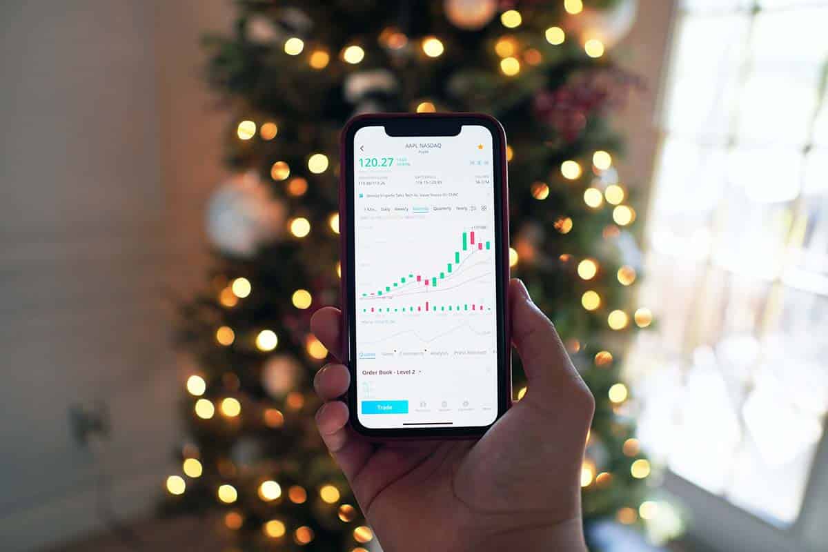 Smartphone with candle sticks. What is Robinhood? Mydollarbills.com
